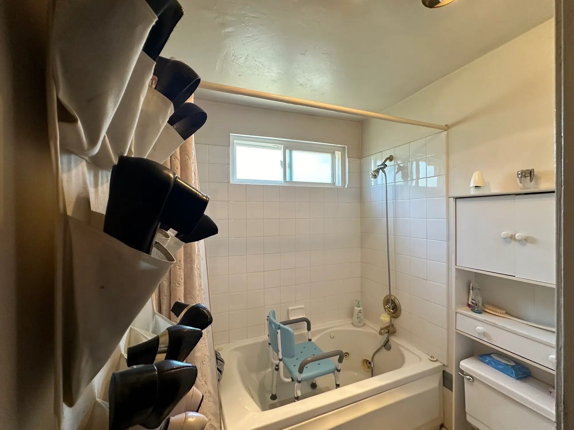 Close view of Traci’s tub/shower prior to her bathroom remodeling walk-in shower conversion